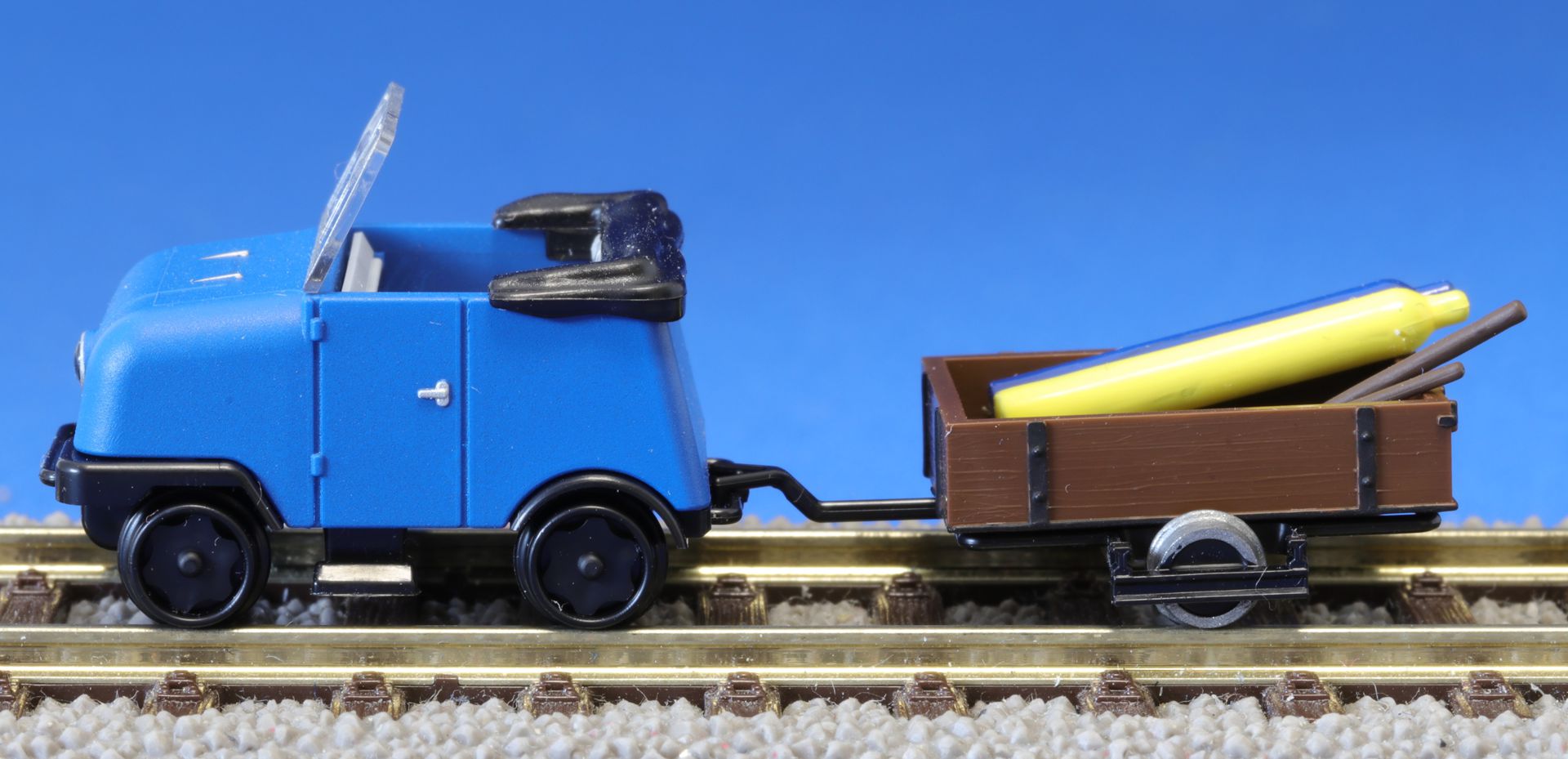 Kres 99077 - Schienentrabi, blau, mit 1achsigem Anhänger, Bausatz