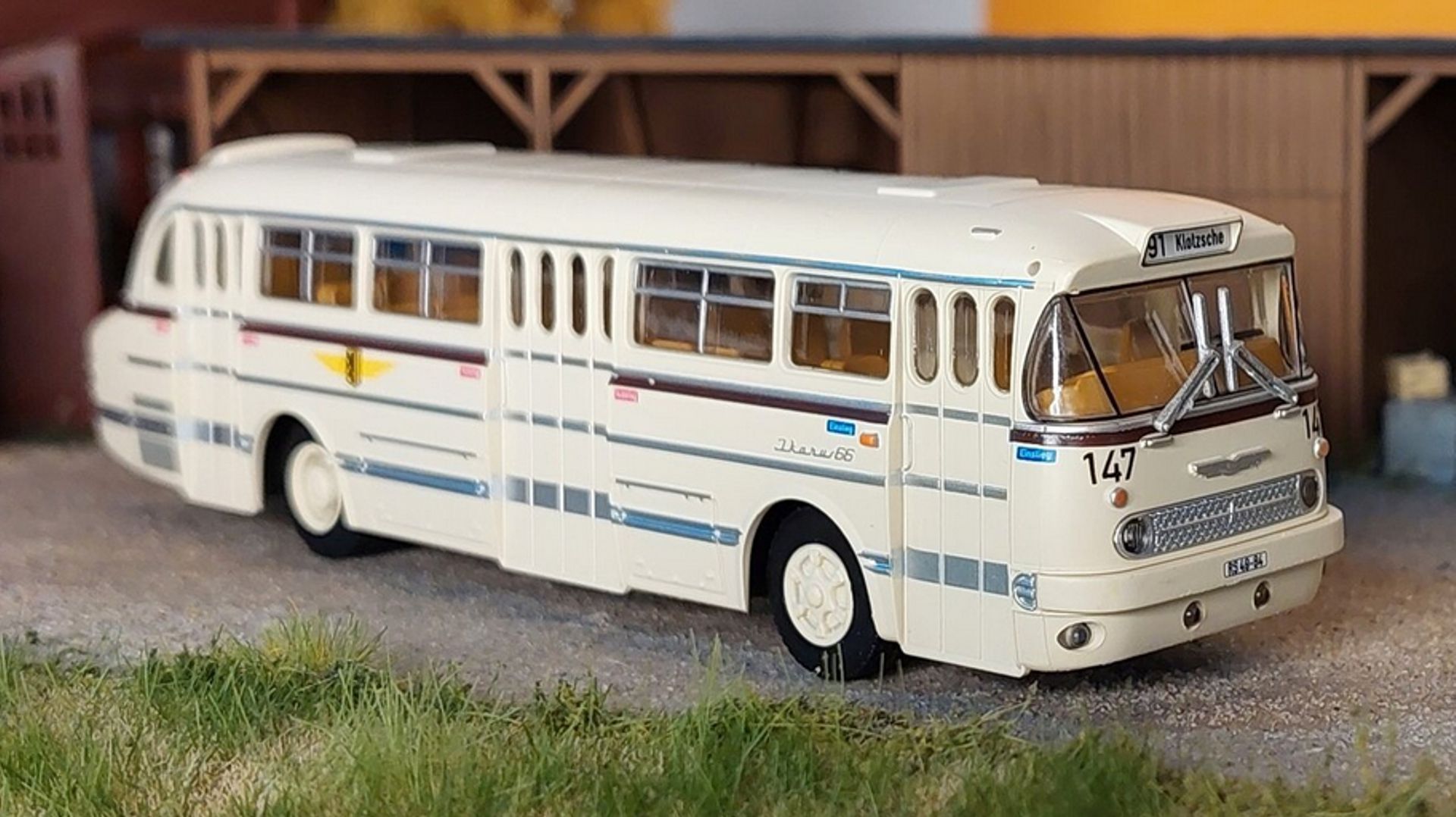 Brekina 03-388 - Ikarus 66 3-Türer VEB Nahverkehr Dresden Wagen 147