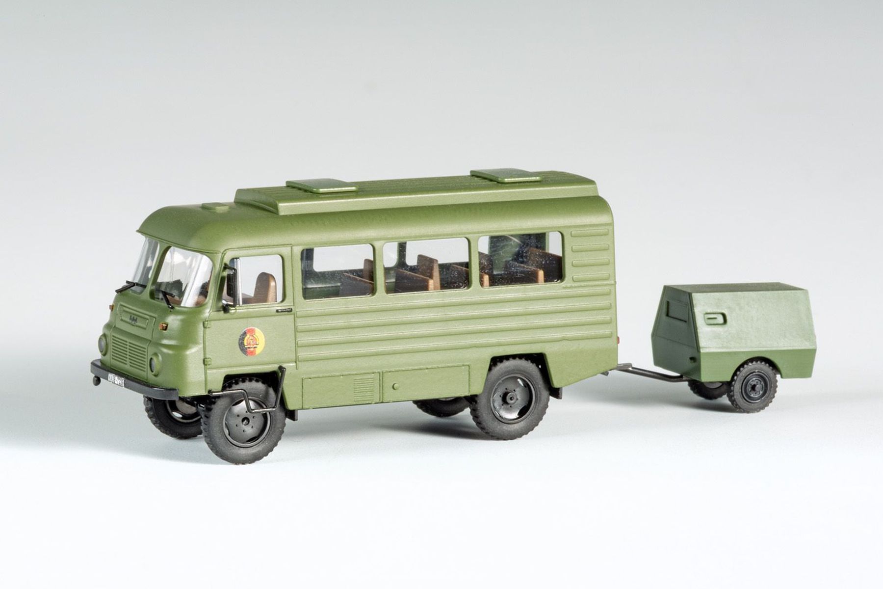 mini-car 66051 - Robur LO2002 Allrad NVA mit Kompressoranhänger, Bausatz