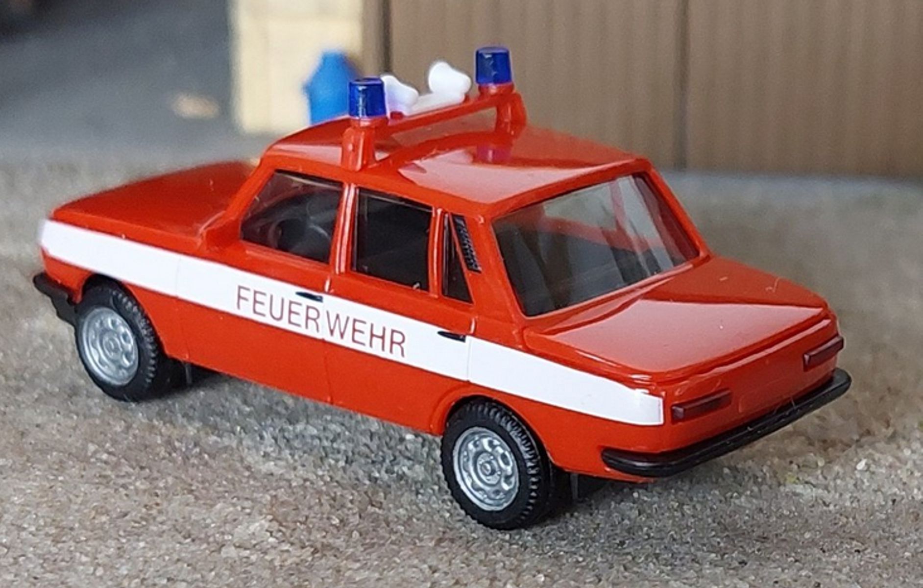 Herpa 03-400 - IFA Wartburg 353 Modell 84 FW Dresden ELW rot/weiß