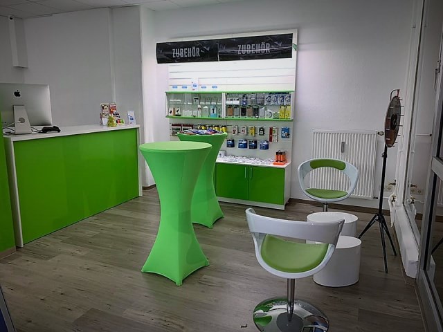 Hängevitrine für Lamellenwand. Beispieleinrichtung