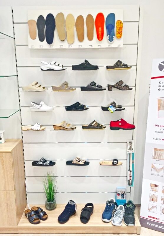 Schuhträger plexi für lamellenwand. Sanitätshaus Niederösterreich.Beispielbestückung