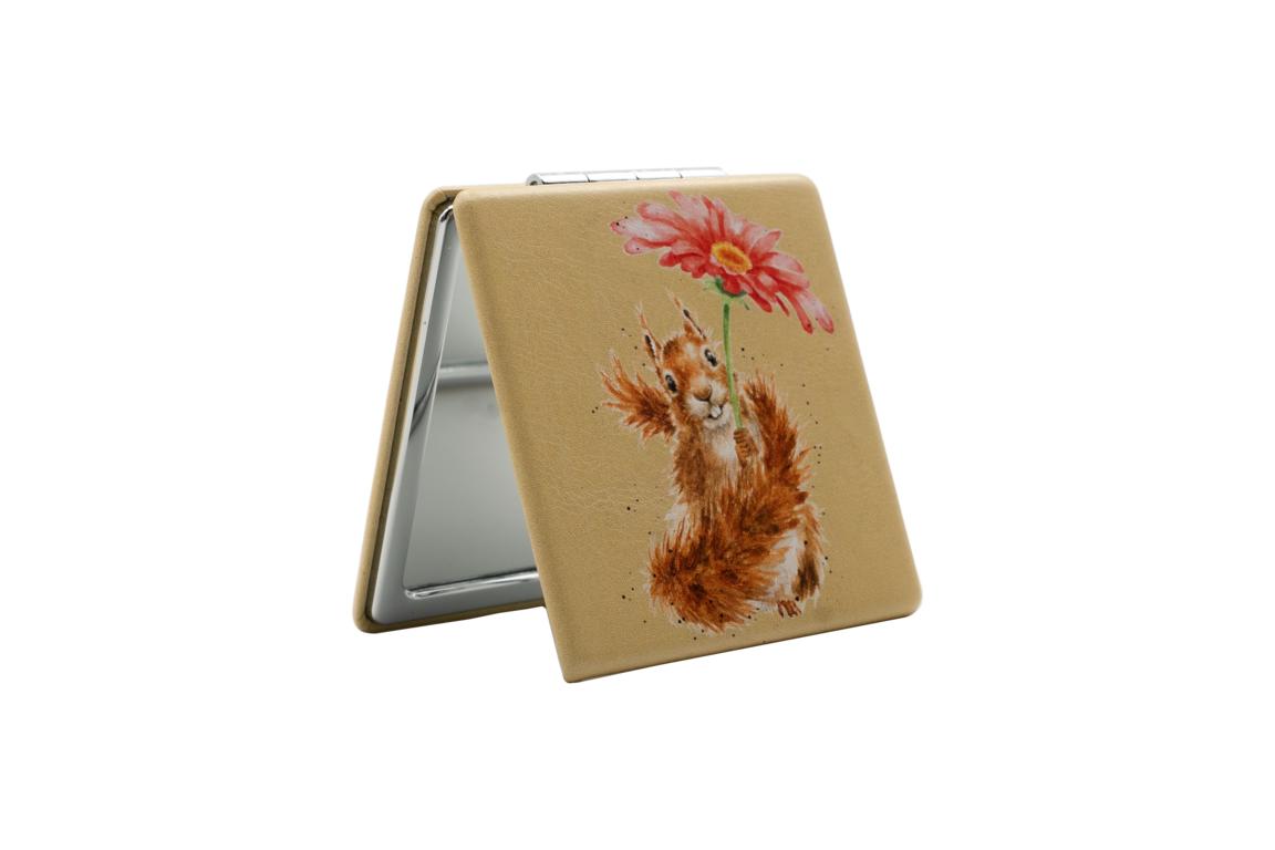 Wrendale Taschenspiegel zum klappen in Geschenkschachtel, Motiv Eichhörnchen hält Blume in Pfoten, gelb,7x7cm