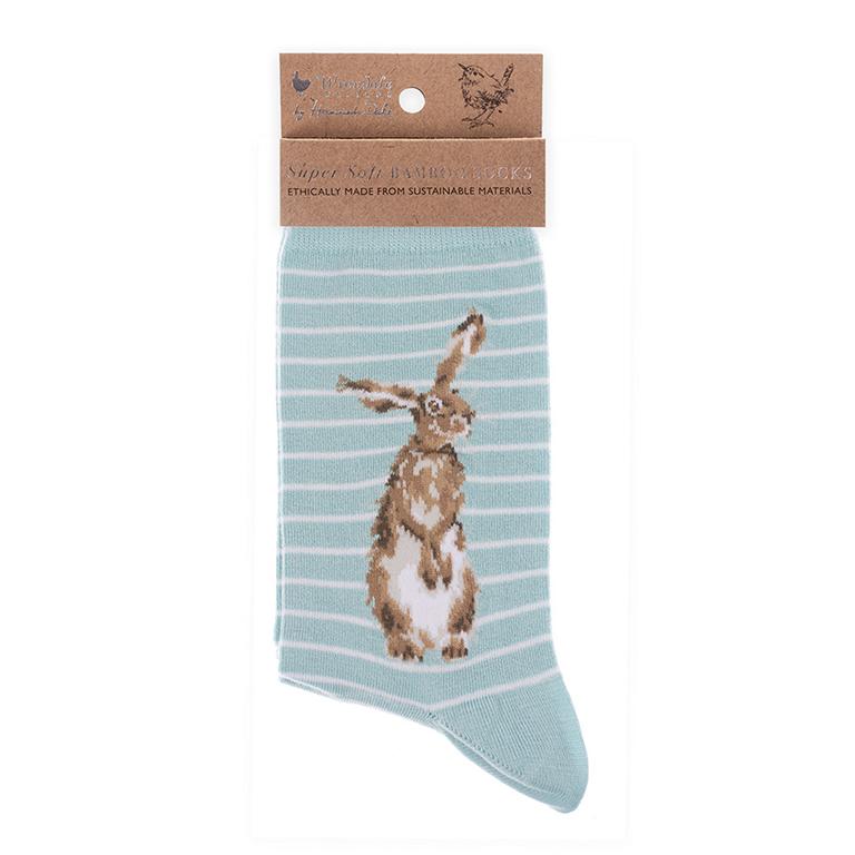 Wrendale Socken "Hare and the Bee", Motiv Hase, hellblau mit weißen Streifen, aus Super Soft Bambus, Einheitsgröße, mit Geschenktasche