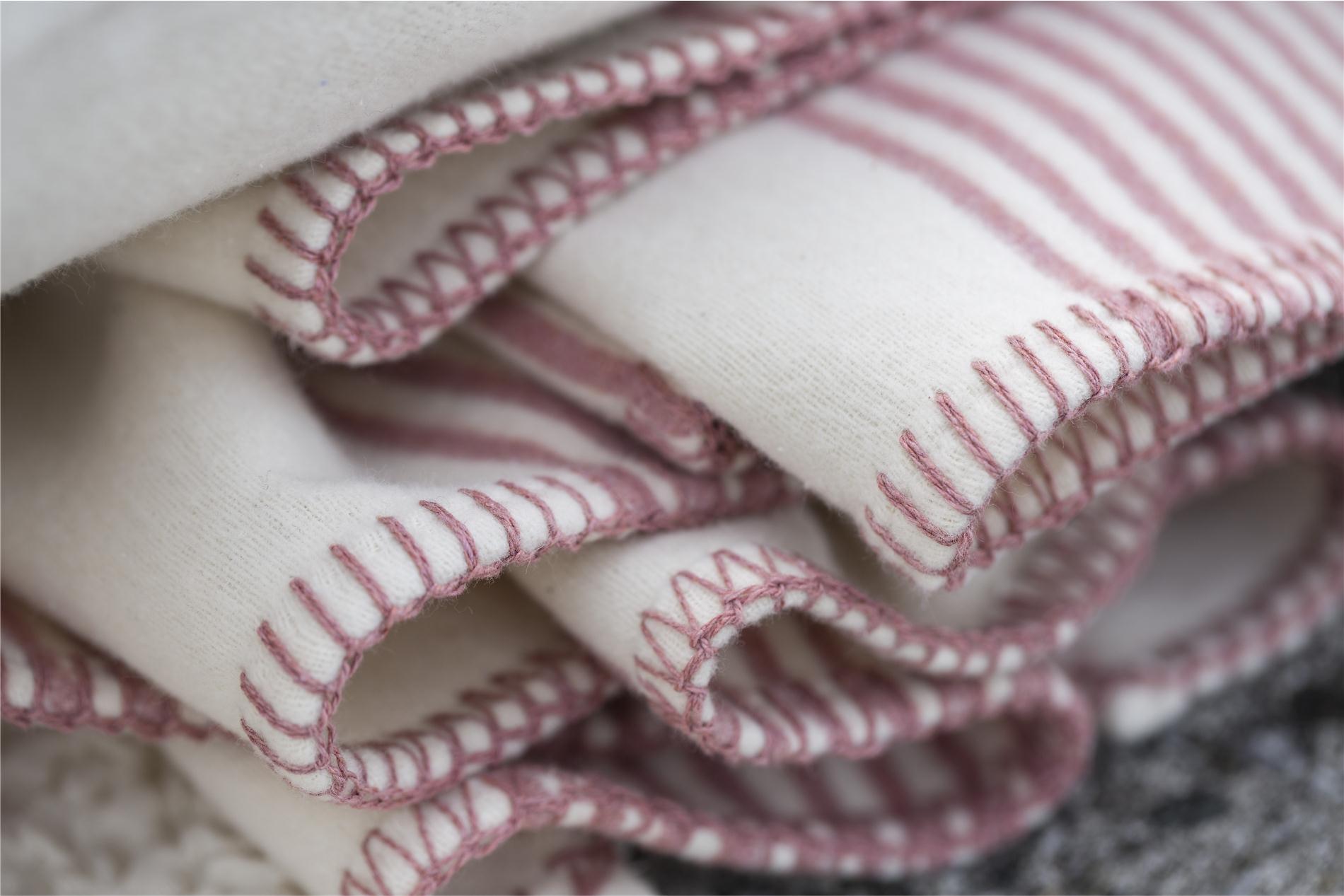 DAVID FUSSENEGGER Decke Sylt mit Zierstich, rouge, rosa/weiß gestreift140x200 cm