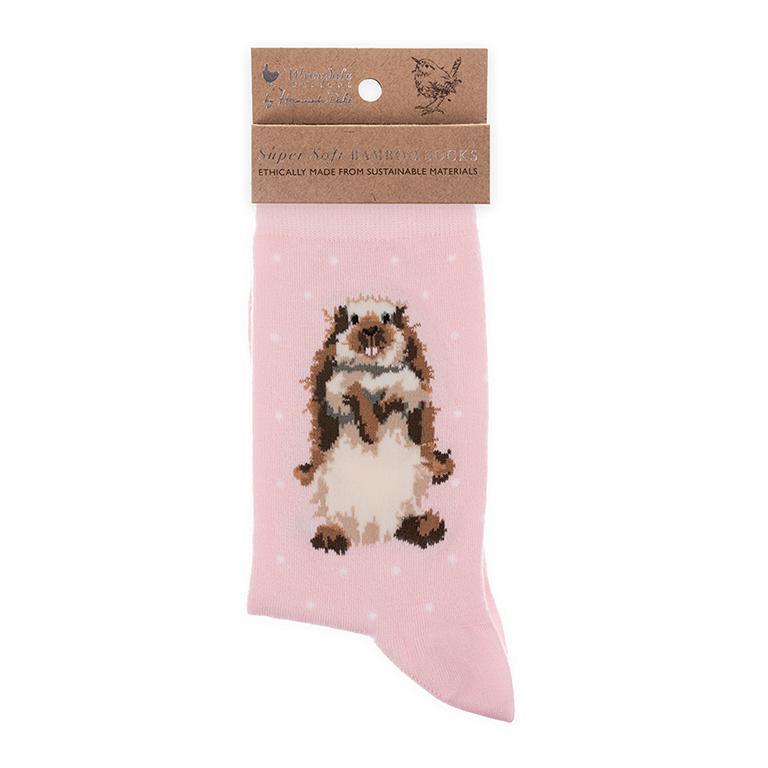 Wrendale Socken "Earisistible", Motiv Hase steht aufrecht, rosa mit weißen Punkten, aus Super Soft Bambus, Einheitsgröße, mit Geschenktasche