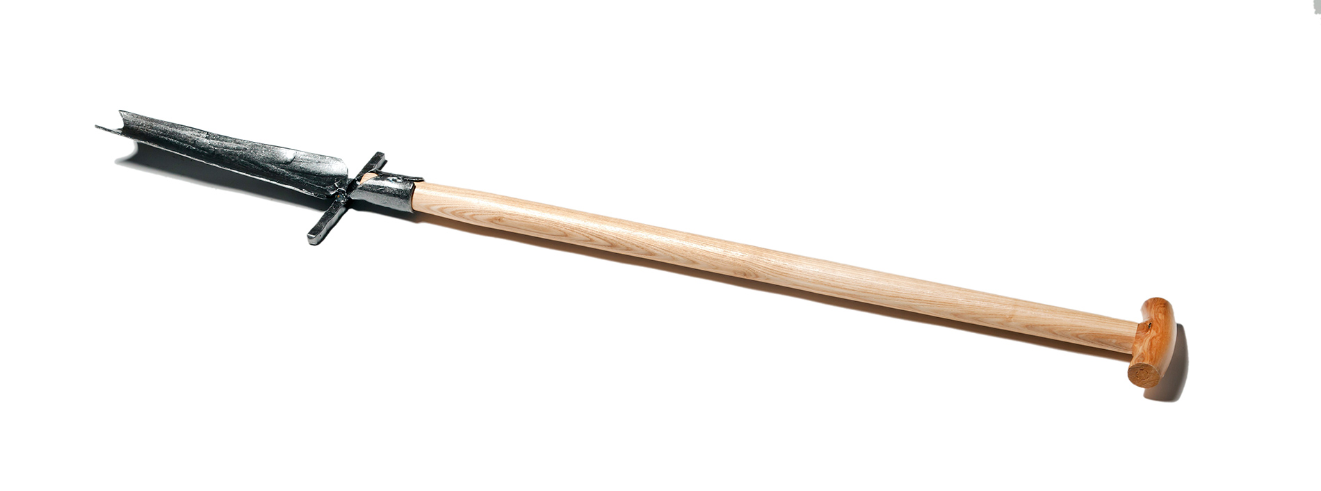 Krumpholz Unkrautstecher aus einem Stück Stahl, handgeschmiedet mit Tritt und Eschen-T- Stiel (85 cm)