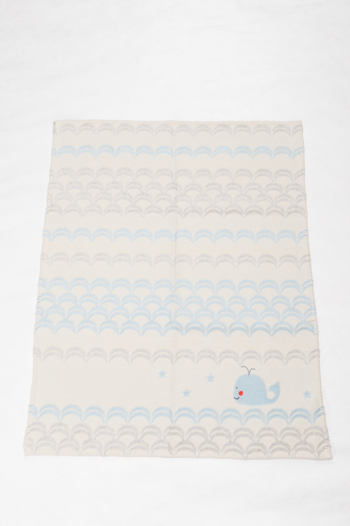 DAVID FUSSENEGGER Decke Kinderdecke Finn Wal mit stickerei rohweiß 65x90 cm