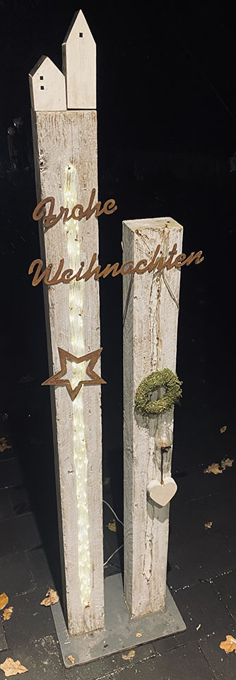 0112-0827 Holzstele bei Nacht mit Edelrost Schriftzug