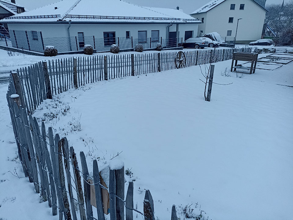 0812-0854 Stiltreu Staketenzaun französisch im Winter bei Schnee 2