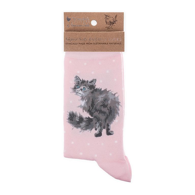 Wrendale Socken "Glamour Puss", Motiv Katze guckt nach hinten, rosa mit weißen Punkten, aus Super Soft Bambus, Einheitsgröße, mit Geschenktasche