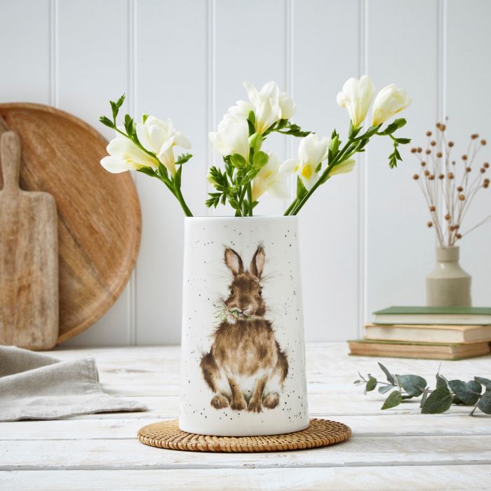 Wrendale Vase aus Porzellan, konisch, Motiv Hase knabbert an Blumen