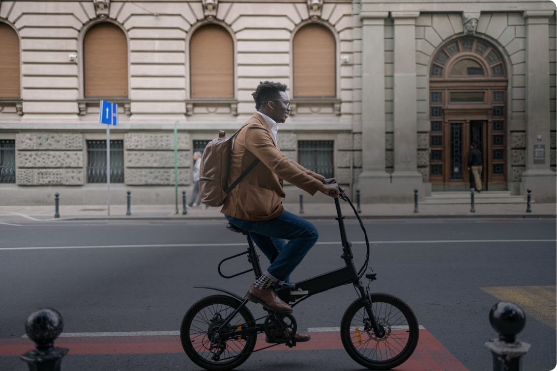 Ein Mann sitzt auf einem Falt-und Kompaktrad
