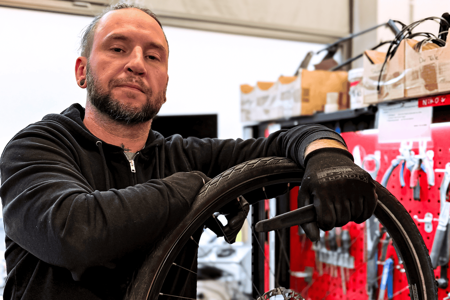 Fahrradprofis-Mitarbeiter Yuri im Fachgeschäft