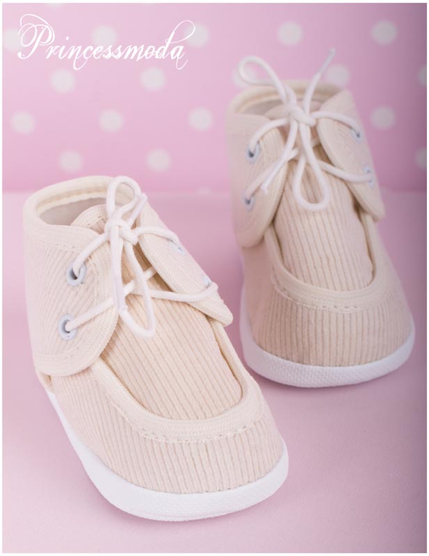 Süße Baby-Schuhe aus weichem Cord