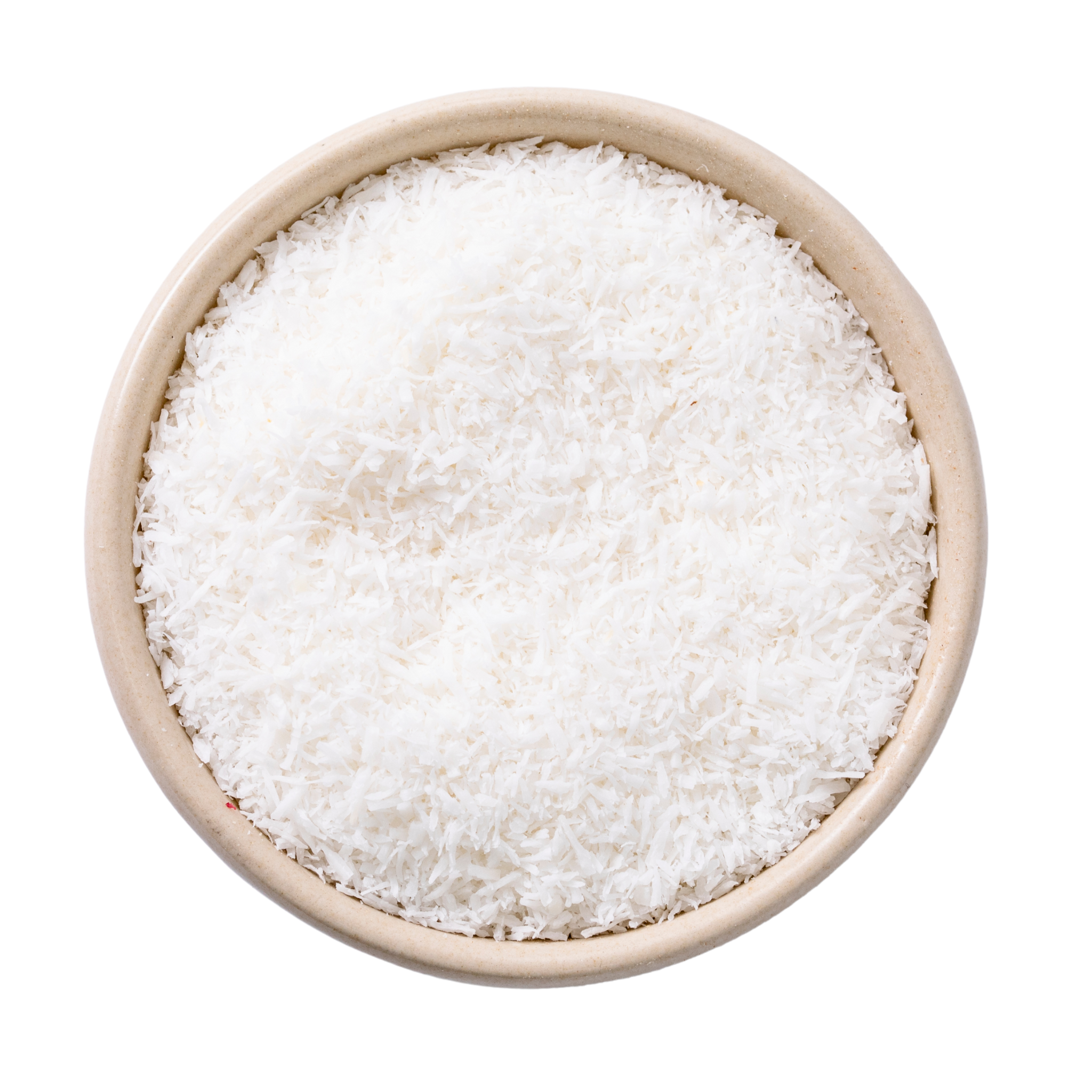 Obere Ansicht eines hellen Keramikschälchens mit weißen, geriebenen Kokosraspeln auf weißem Hintergrund