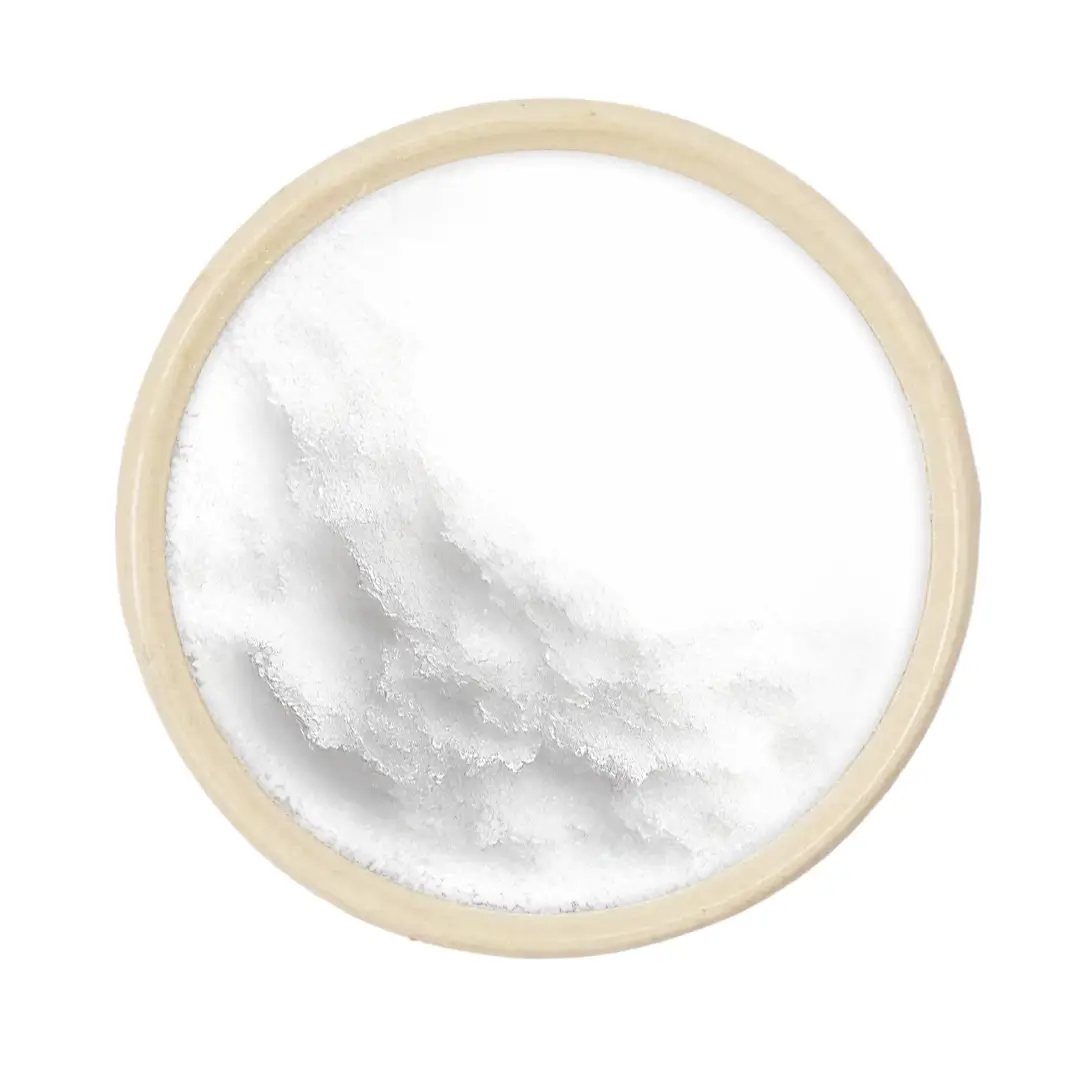 Nahaufnahme von feinem weißem Pulver in runder Holzschale vor weißem Hintergrund