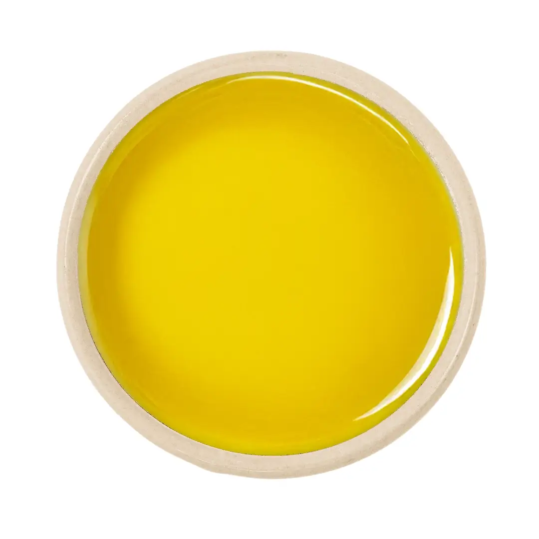 Obenaufnahme einer runden Schale mit glänzender gelber Acrylfarbe (Sonnengelb) auf weißem Hintergrund