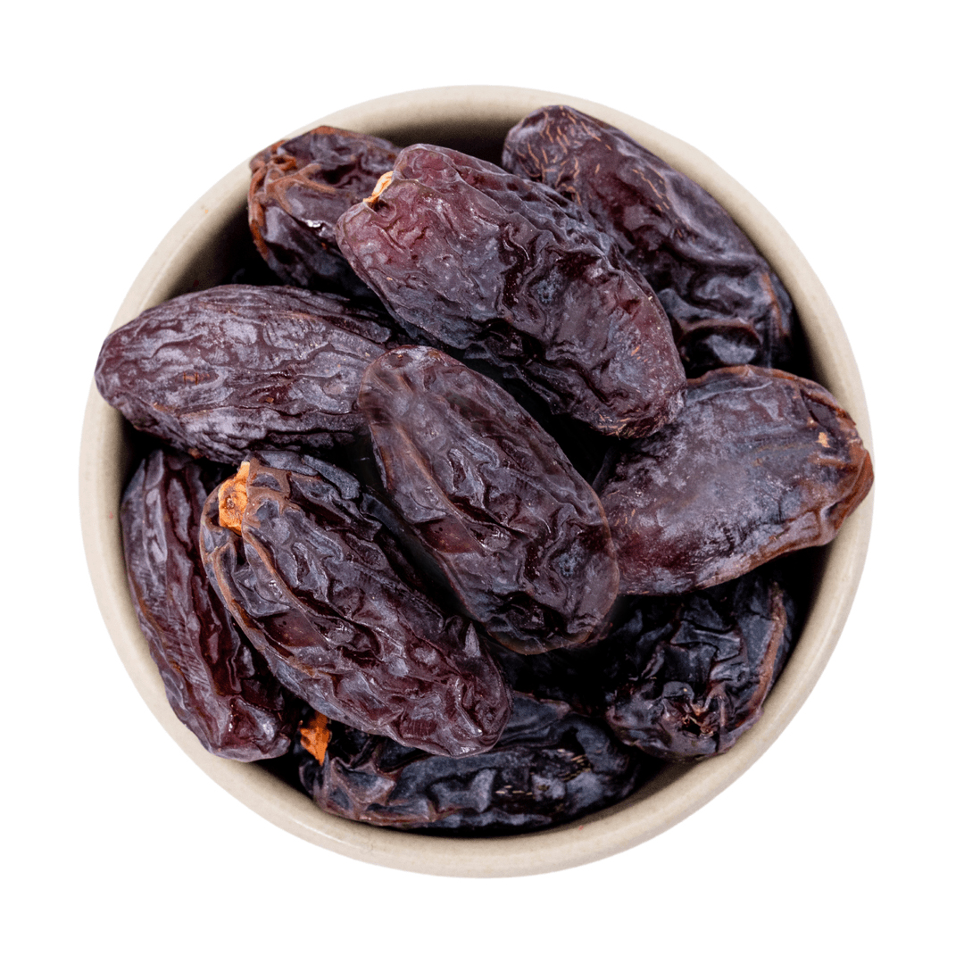 Schale mit getrockneten Datteln, dunkelbraune, glänzende Früchte, Nahaufnahme, ideal als Snack oder zum Backen