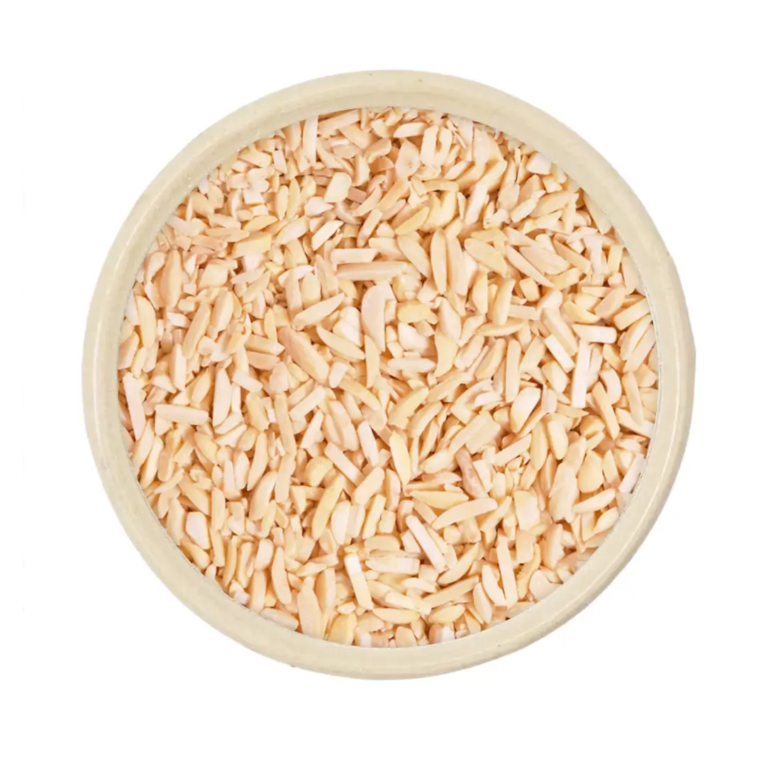 Gehobelte Mandeln (Mandelblättchen) in runder Holzschale auf weißem Hintergrund