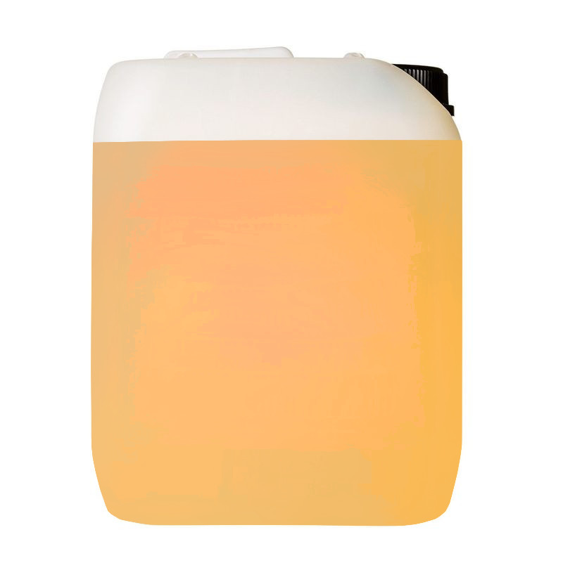 Vorderansicht eines weißen Kunststoffkanisters mit orangefarbener Flüssigkeit, schwarzem Schraubdeckel und transparentem Etikettenbereich auf weißem Hintergrund