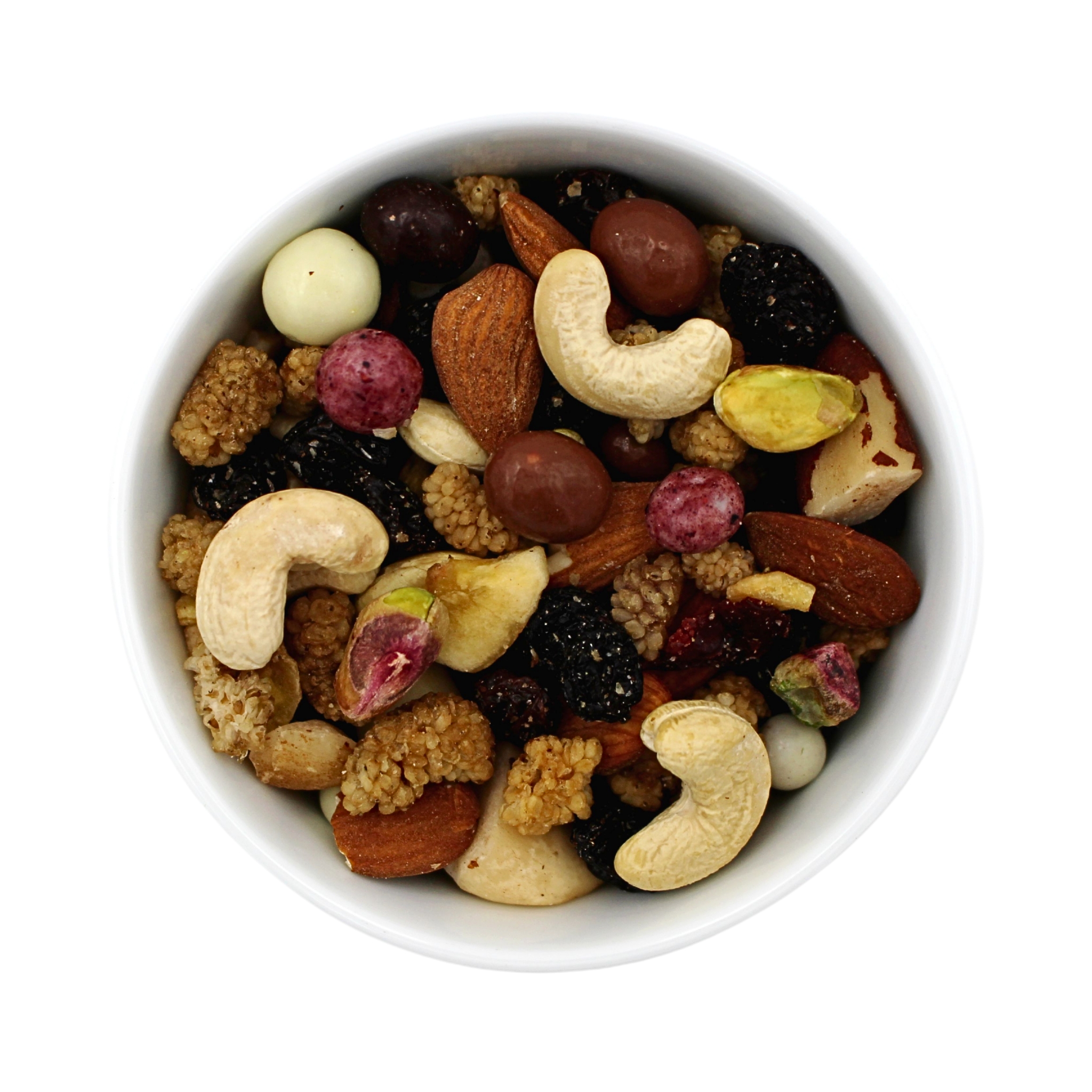 Weiße Schüssel mit bunter Studentenfutter-Mischung: Cashewkerne, Mandeln, Pistazien, getrocknete Maulbeeren, Cranberries und schokoladenüberzogene Nüsse