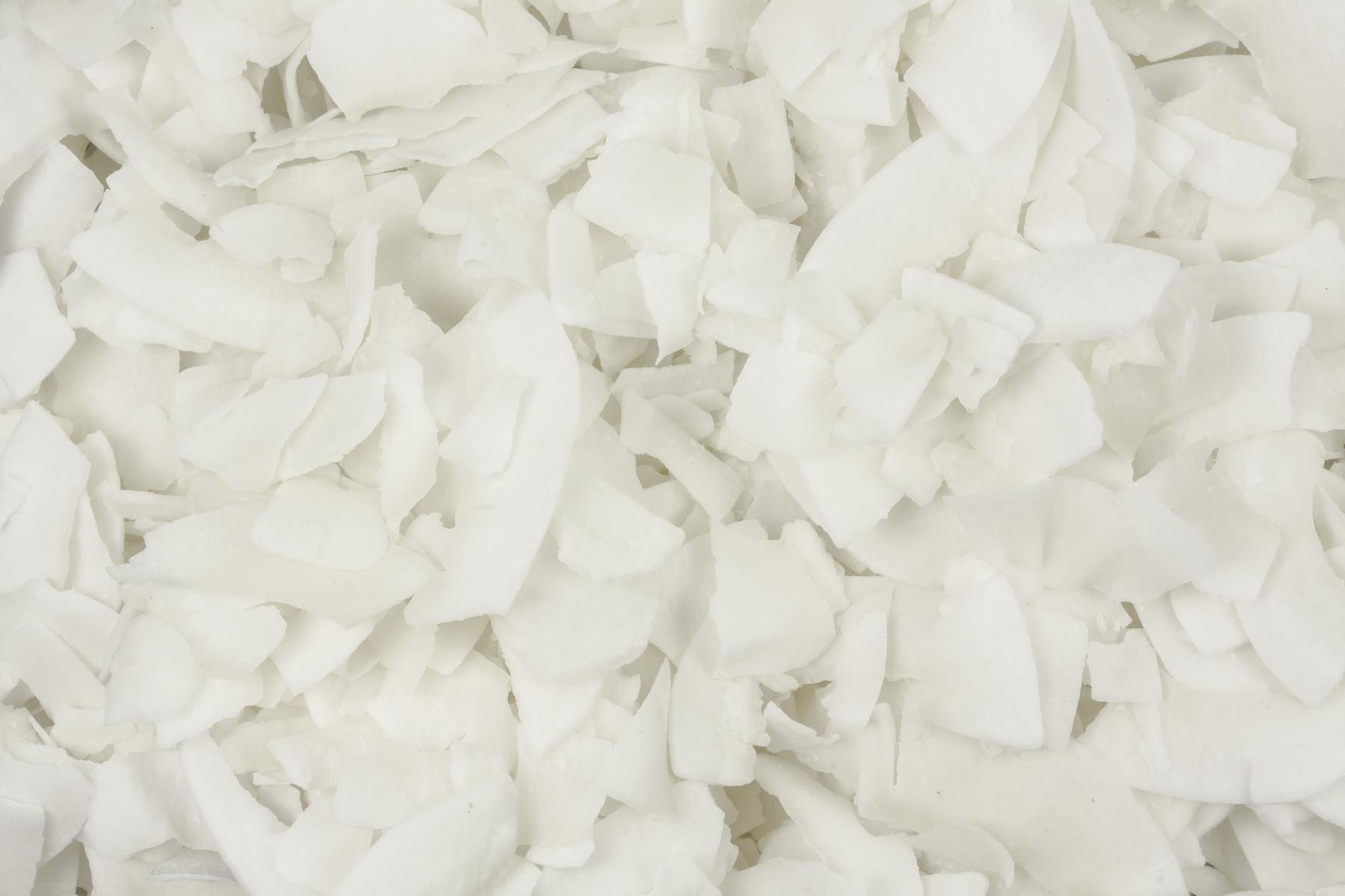 Nahaufnahme weißer, grob geschnittener getrockneter Kokoschips (Kokosflocken)