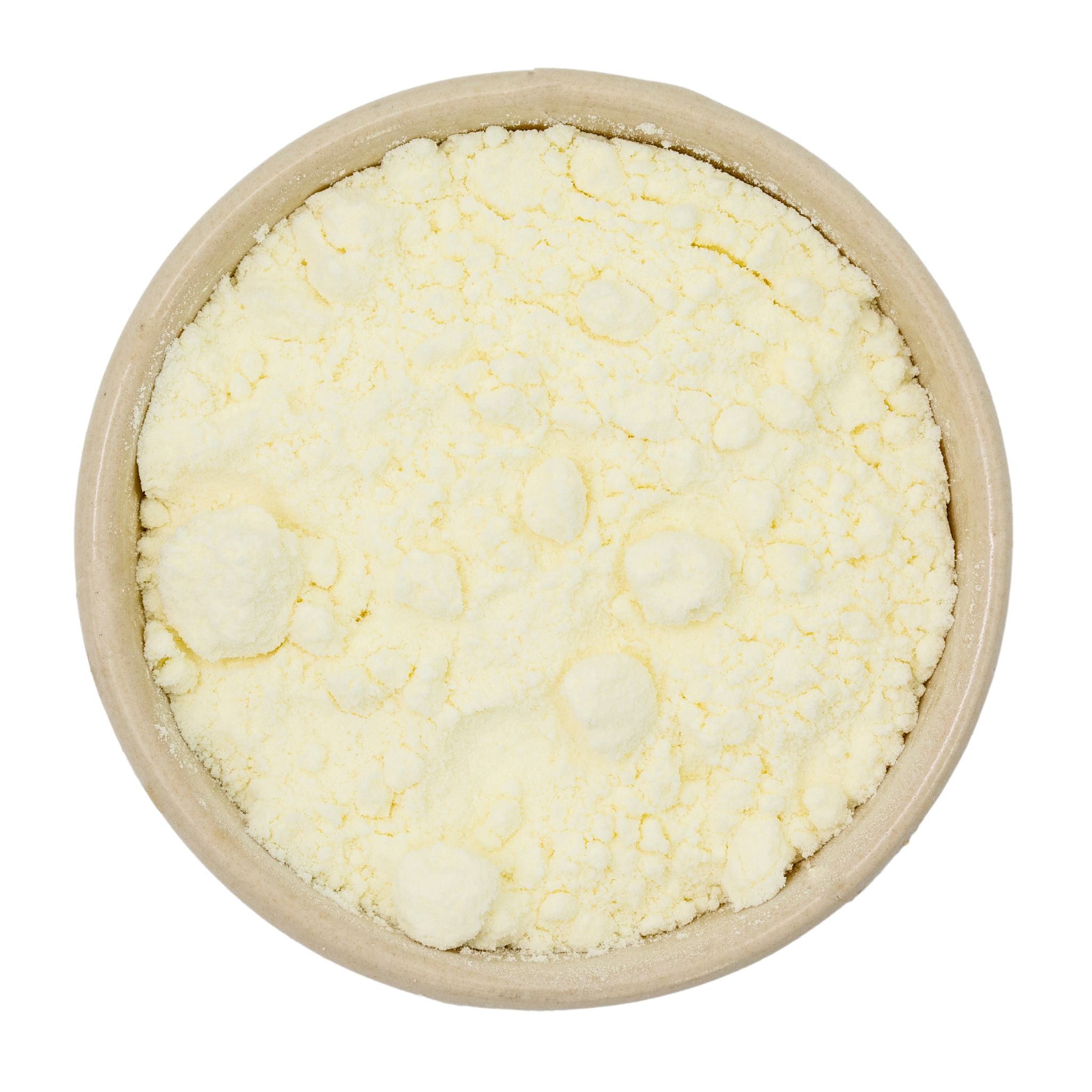 Nahaufnahme einer Keramikschale mit feinem, hellgelbem Pulver (Milchpulver), körnige Textur, Produktfoto auf weißem Hintergrund