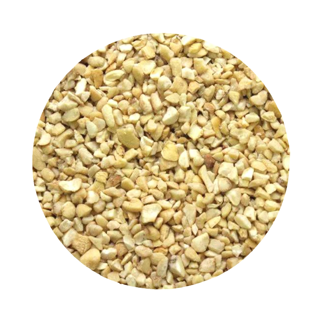 Nahaufnahme: gehackte geröstete Erdnüsse in feinen Stücken auf weißem Hintergrund, runder Ausschnitt