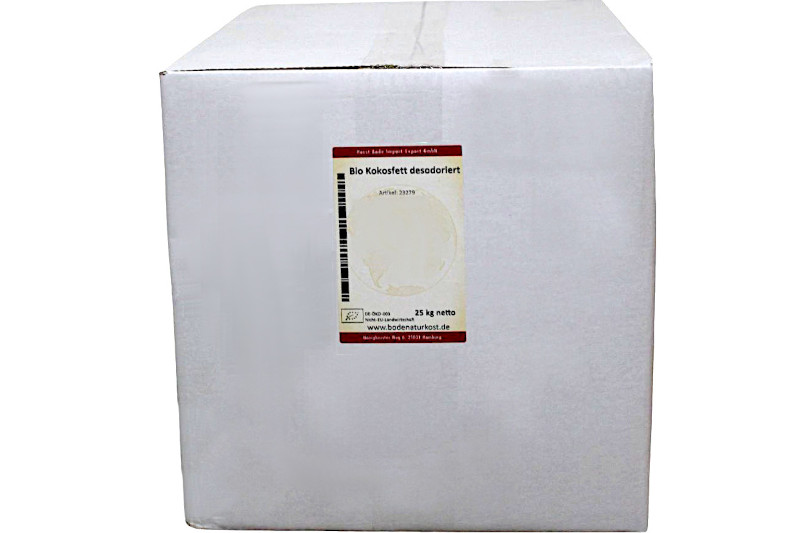 Weißer Karton mit Etikett "Bio Kokosfett desodoriert 25 kg" frontal fotografiert