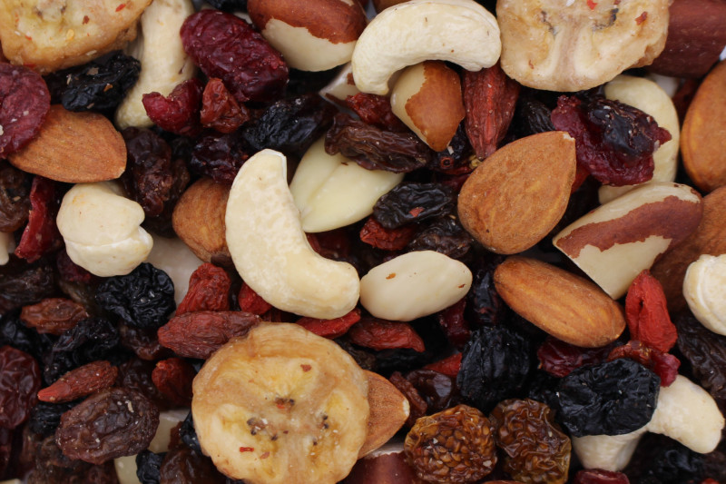 Nahaufnahme eines Nuss-Trockenfrüchte-Mix mit Cashews, Mandeln, Paranüssen, Bananenchips, Rosinen und Gojibeeren