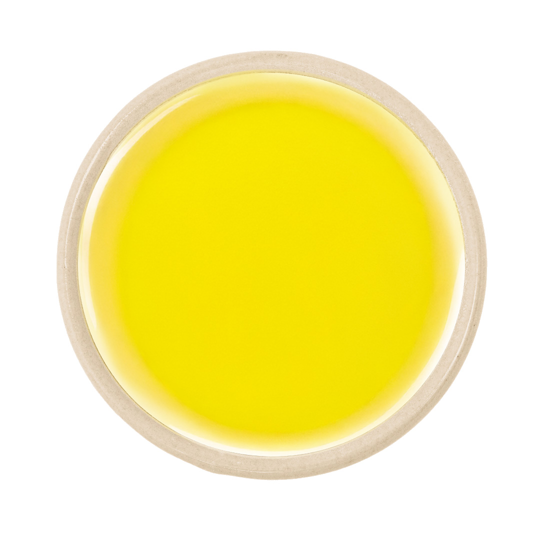 Draufsicht auf eine runde Schale mit hellgelbem Speiseöl auf weißem Hintergrund