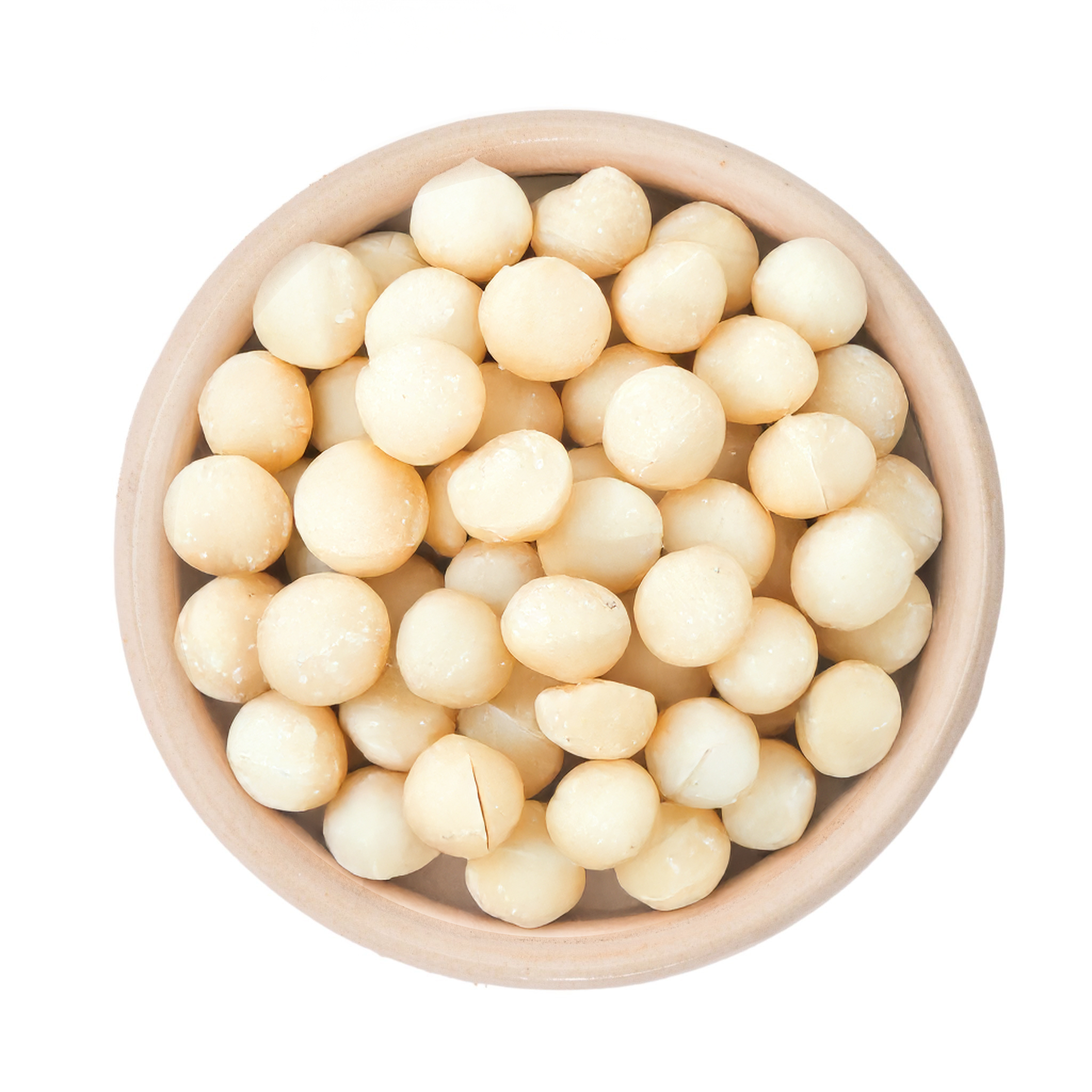 Schale voller geschälter Macadamianüsse: ganze, runde, helle Nüsse in einer Holzschale auf weißem Hintergrund