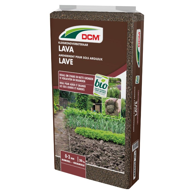 Een zak DCM Lava kleigrondverbeteraar, met afbeeldingen van een tuin en verbeterde grondstructuur. Het label benadrukt dat het product biologisch is en geschikt voor het verbeteren van zware kleigronden.