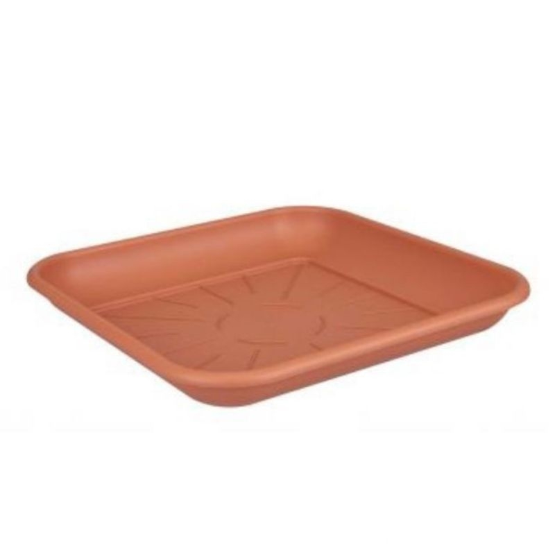 Set van vierkante Elho schotels in terracotta kleur, ideaal voor het opvangen van overtollig water en het beschermen van oppervlakken.