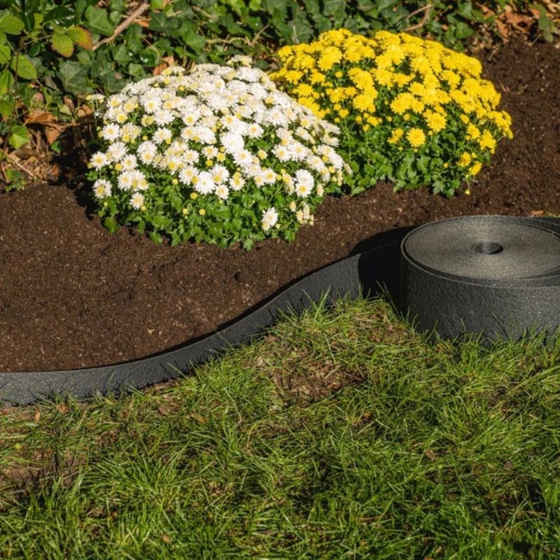 Flexibele kunststof tuinrand voor nette borderafscheiding tussen gras en bloembedden.