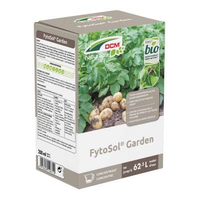 Een kartonnen doos van DCM Naturapy Fytosol Garden, met een afbeelding van aardappelplanten en aardappelen aangetast door Phytophthora.