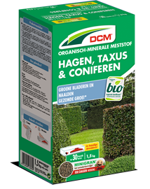 Groene verpakking van DCM Organisch-Minerale Meststof Hagen, Taxus & Coniferen, 1,5kg, met afbeelding van een groene haag.