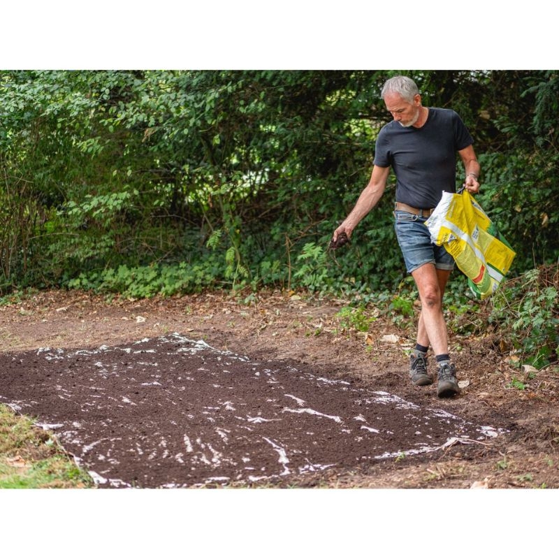 Herstel je gazon met Ecostyle SowEazy! Deze graszaad herstelrol (3m²) bevat alles wat je nodig hebt om kale plekken te herstellen en een mooie, groene grasmat te krijgen.