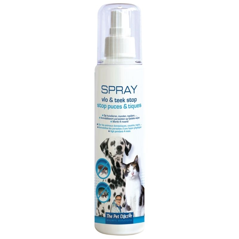 Een witte spuitfles met een transparante dop en een wit-blauw etiket. Op het etiket staat "SPRAY Vlo & teek stop" en afbeeldingen van een hond en een kat.