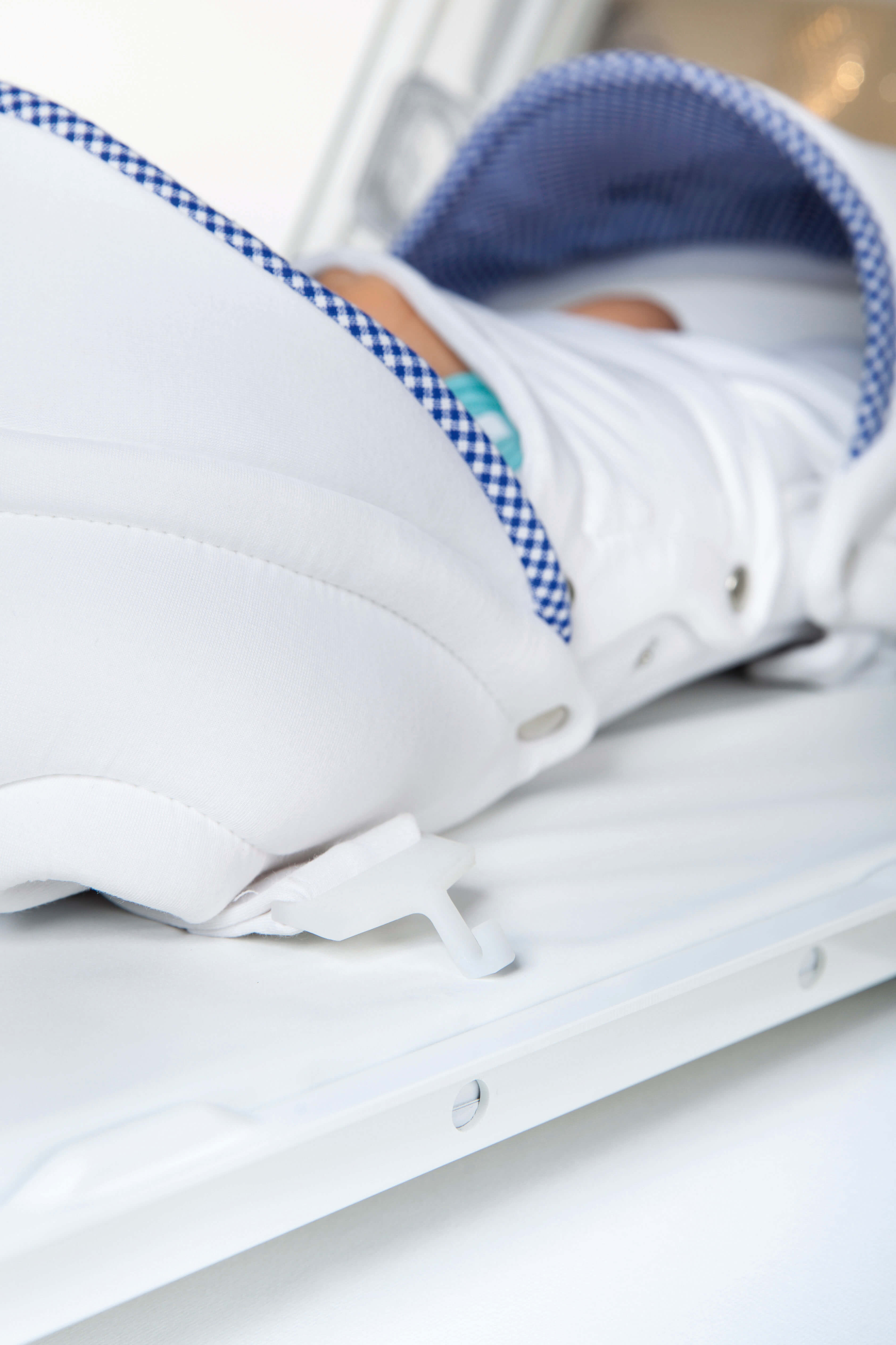 Befestigung des Babynests Traveller RS im Transportinkubator – sicheres Rückhaltesystem für Früh- und Neugeborene
