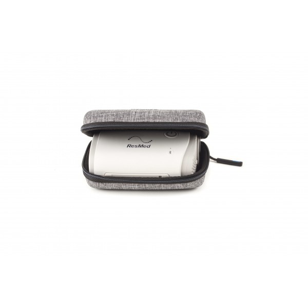 „AirMini Etui mit AirMini AutoSet Gerät – sicher verstaut in passgenauer Schutzeinlage