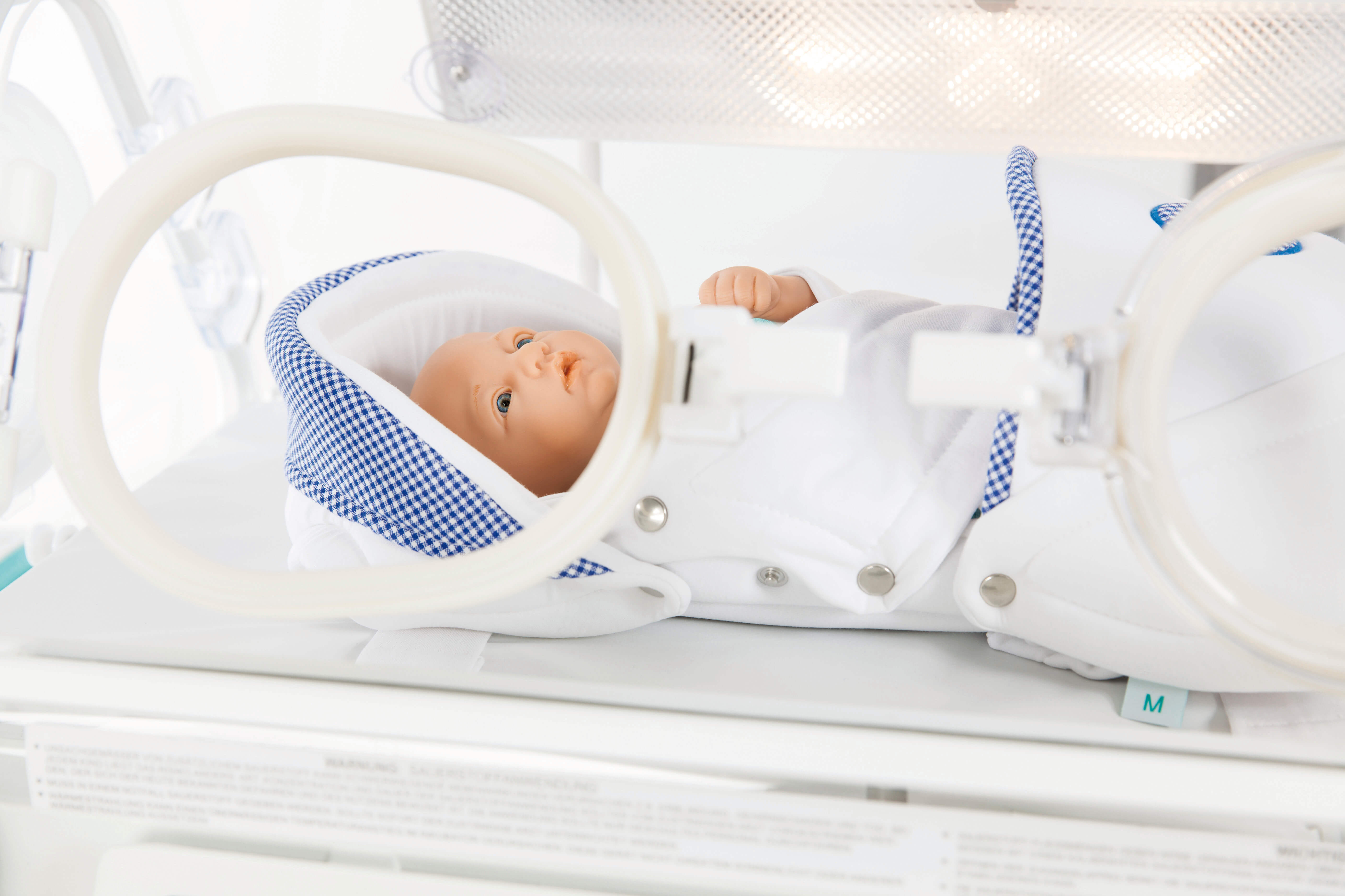 Demonstration des Babynests Traveller RS im Transportinkubator mit Puppe – sicheres Rückhaltesystem für den Neugeborenentransport