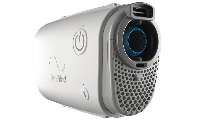 AirMini AutoSet CPAP-Gerät – rechte Seitenansicht mit Anschlussmöglichkeit für Schlauchsystem und Stromversorgung
