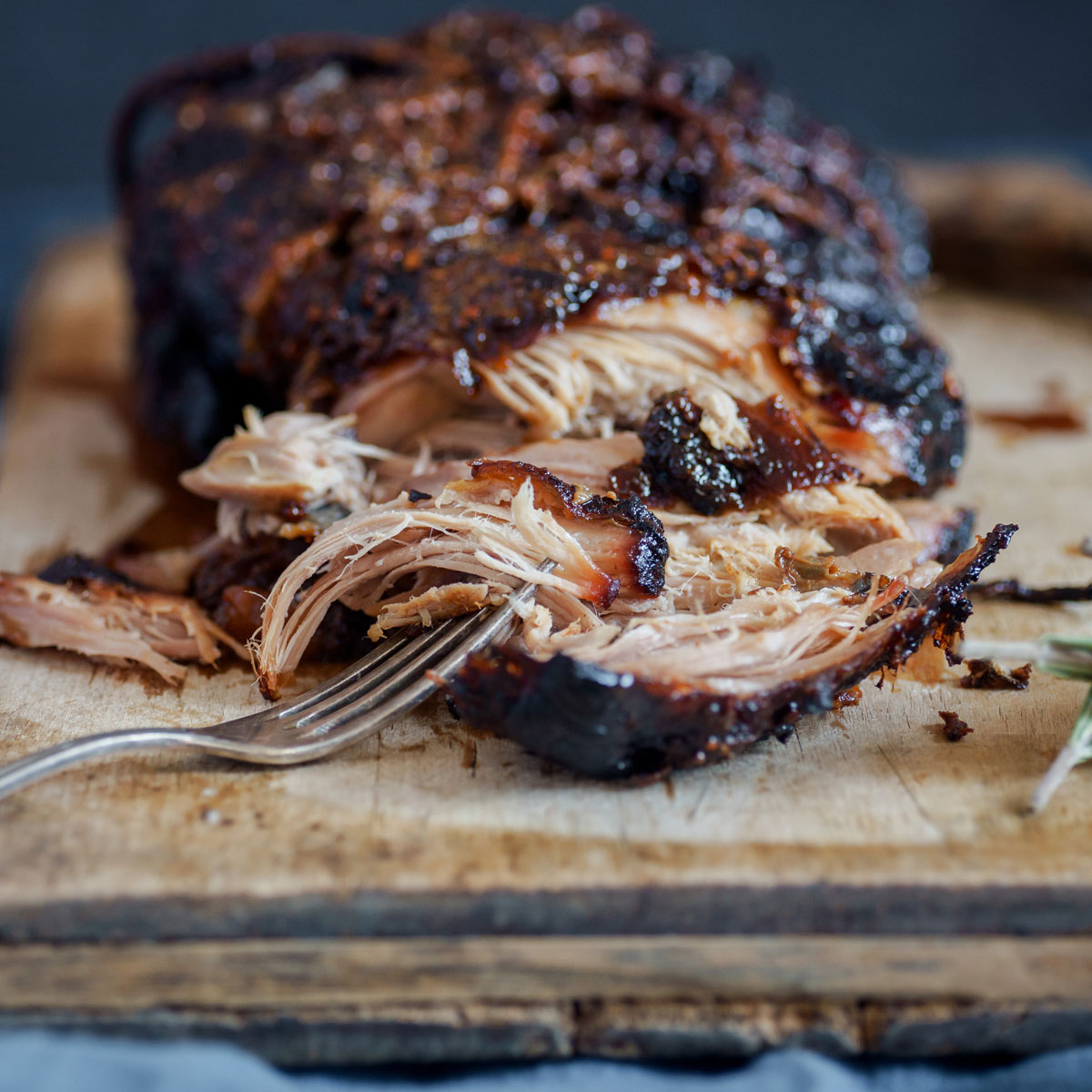 Pulled Pork: Geduld zahlt sich aus! Nach langer Garzeit erwartet dich superzartes, saftiges Fleisch mit intensivem Aroma – perfekt für einen richtig guten Pulled-Pork-Burger. Perfekt serviert mit der Lurch All-in-One Zange.