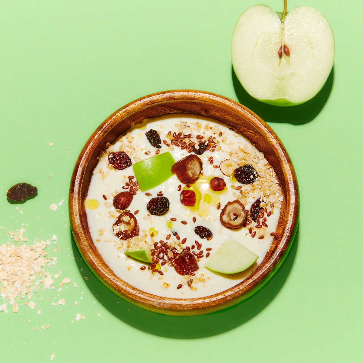 Mein Müsli Bircher vereint Apfel, Rosinen, Cranberries und Datteln zu einem fruchtig-süßen Frühstücksklassiker, der schnell zubereitet ist und dir den Morgen versüßt. Richtig zubereitet mit dem Lurch Multi-Mixer Maxi oder dem Universalmesser.