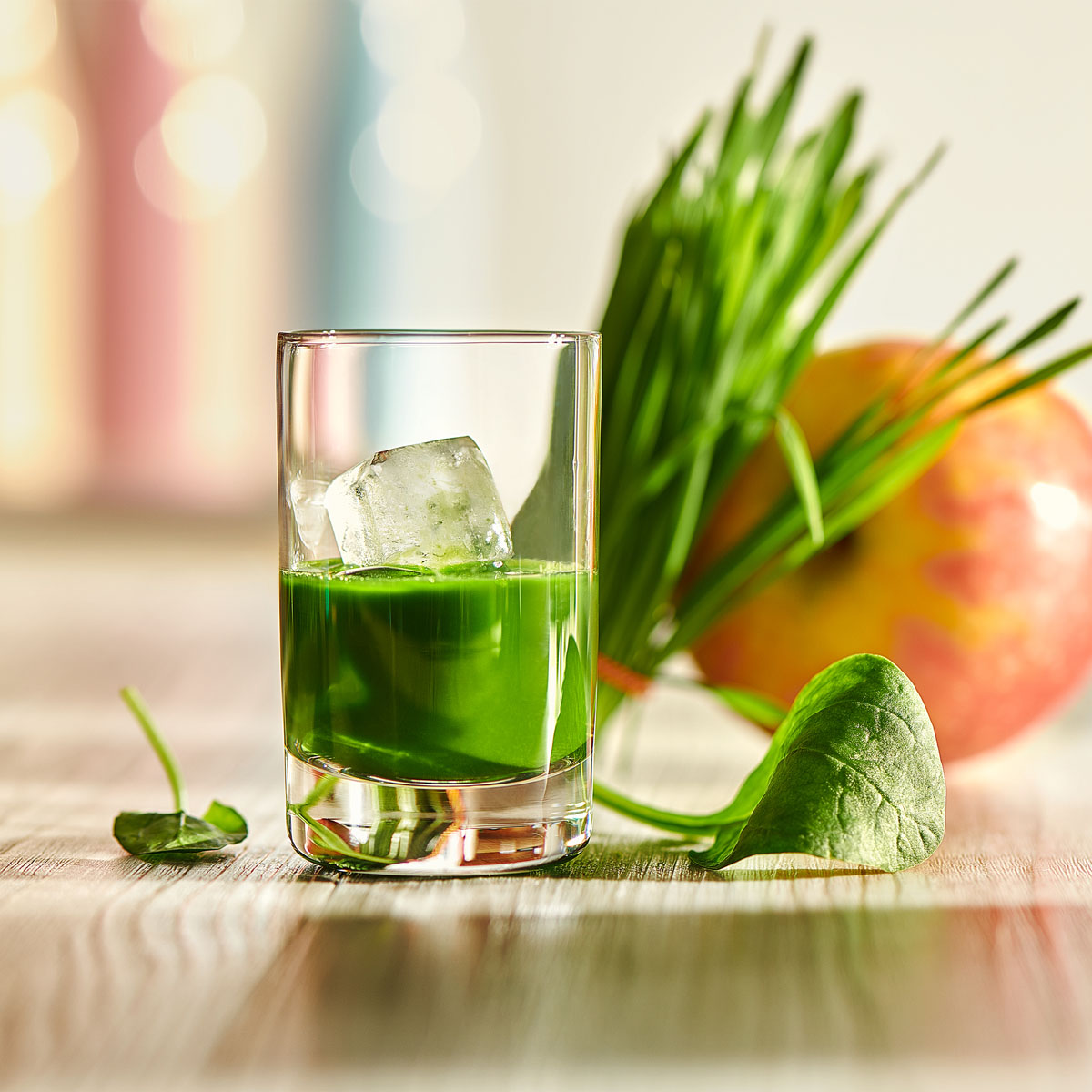 Apfel-Spinat-Weizengrassaft: Grüne Power pur! Spinat und Weizengras liefern Nährstoffe, der Apfel sorgt für den fruchtigen Kick. Gepresst am besten mit dem Lurch Slow Juicer.