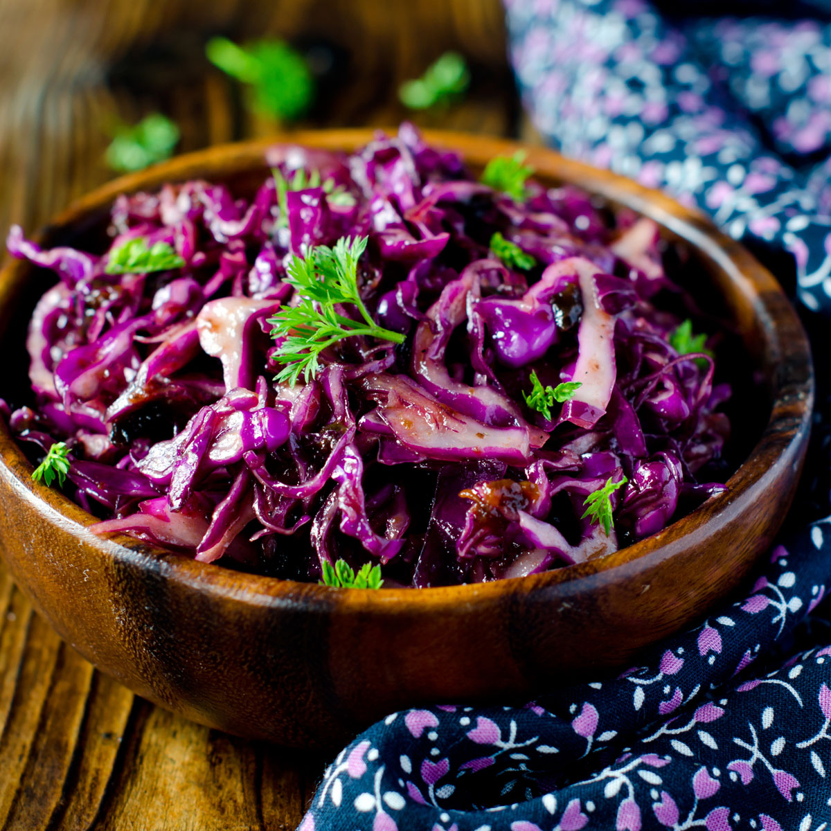 Frischer Rotkrautsalat: Rotkohl mal anders – als knackiger Salat mit Zwiebeln, Gewürzen und leckerem Dressing. Gesund, frisch und richtig lecker! Richtig zubereitet mit dem Lurch Koch-Messer und Schneidbrett aus Bambus.