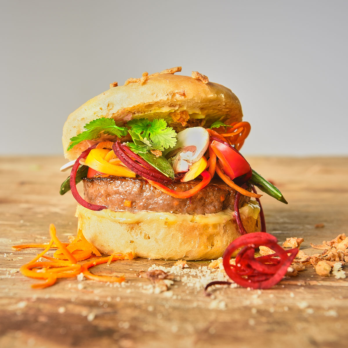 Asiatischer Burger mit der Lurch Burgerbun Backform: Ein Burger mit fernöstlichem Twist! Schweinefleisch-Patty mit Koriander, Hoi Sin, Ingwer & Lauch trifft auf Wasabi-Soße und Chili-Gemüse. Würzig, scharf, köstlich!