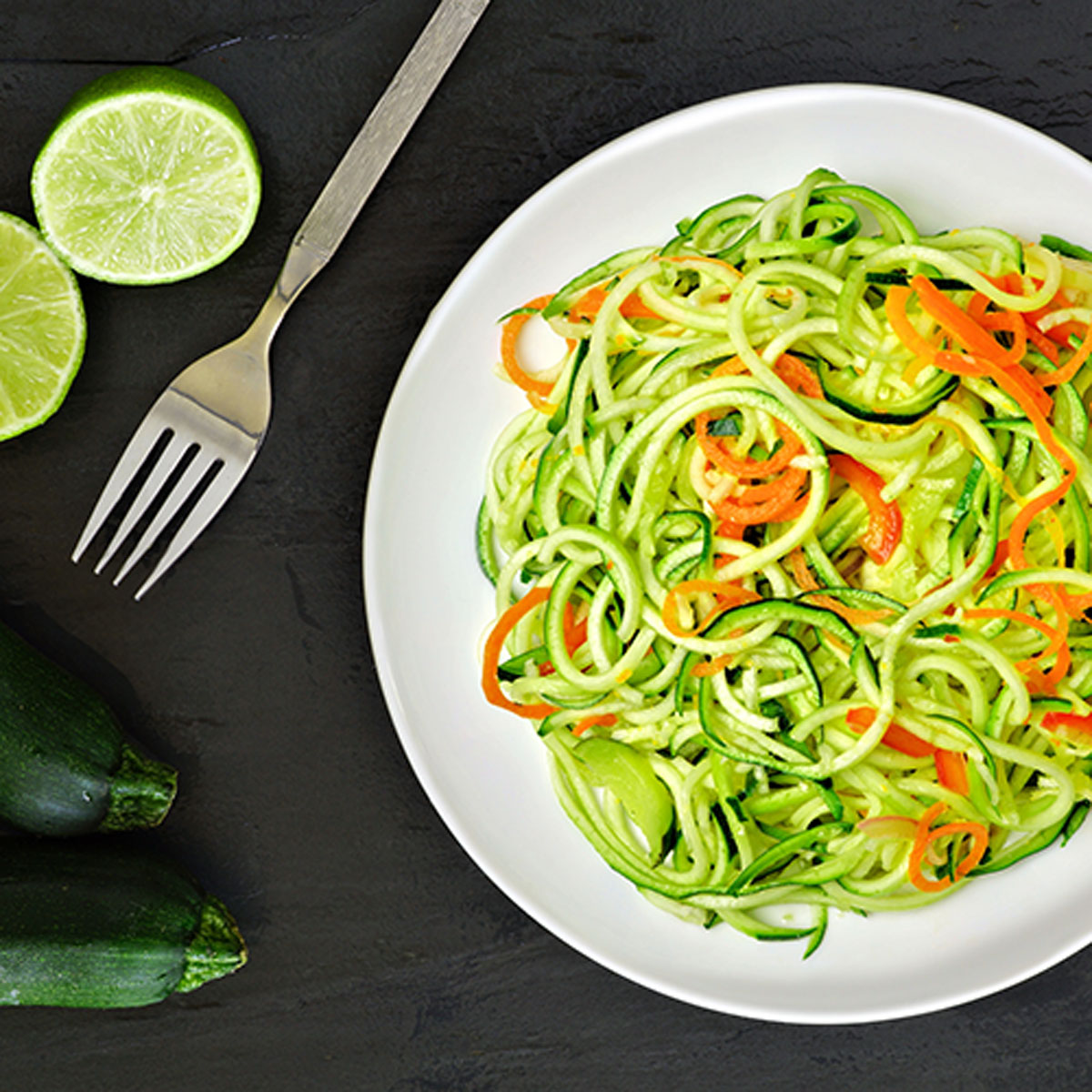 Zucchininudeln mit Karotte und Limette – ein leichtes, sommerliches Gericht aus frischen Gemüsespaghetti und Limettensaft, ideal für heiße Tage und einfach mit dem Lurch Spiralschneider zubereitet.